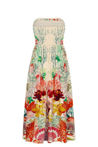 The back features a fully smocked bodice for comfort and support, while the voluminous skirt showcases the print’s rich details. An effortless statement piece designed for warm-weather escapes.